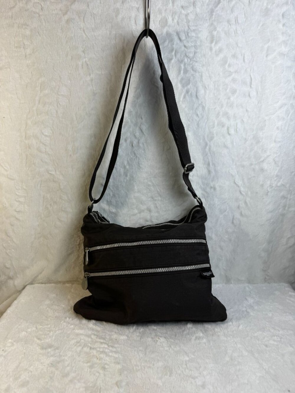 Baggallini Pockets Bag Crossbody Brown Nylon 4 Zips Adjustable strap red inside